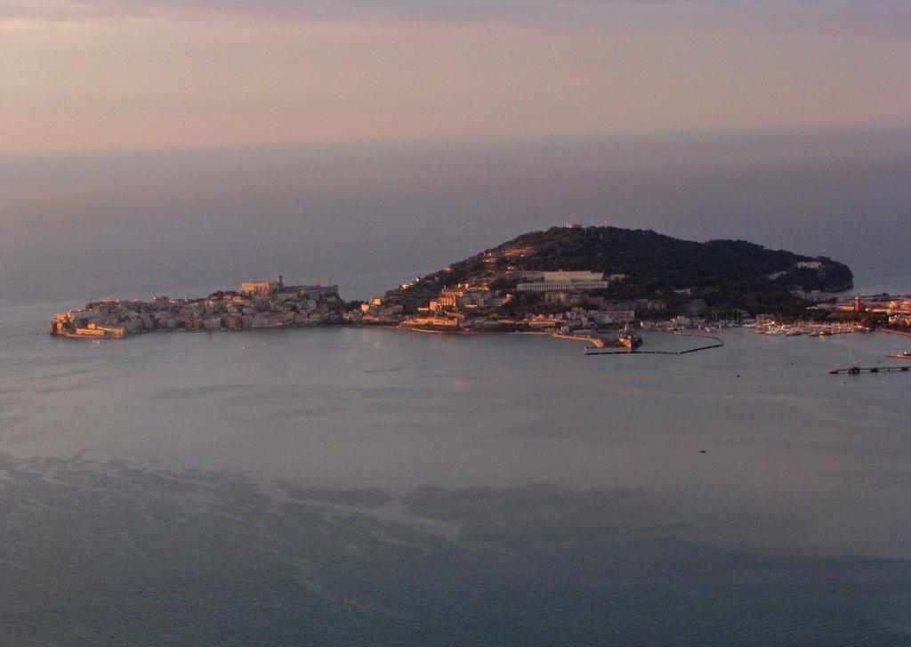 Vila Il Nido Dei Gemelli Formia Exteriér fotografie